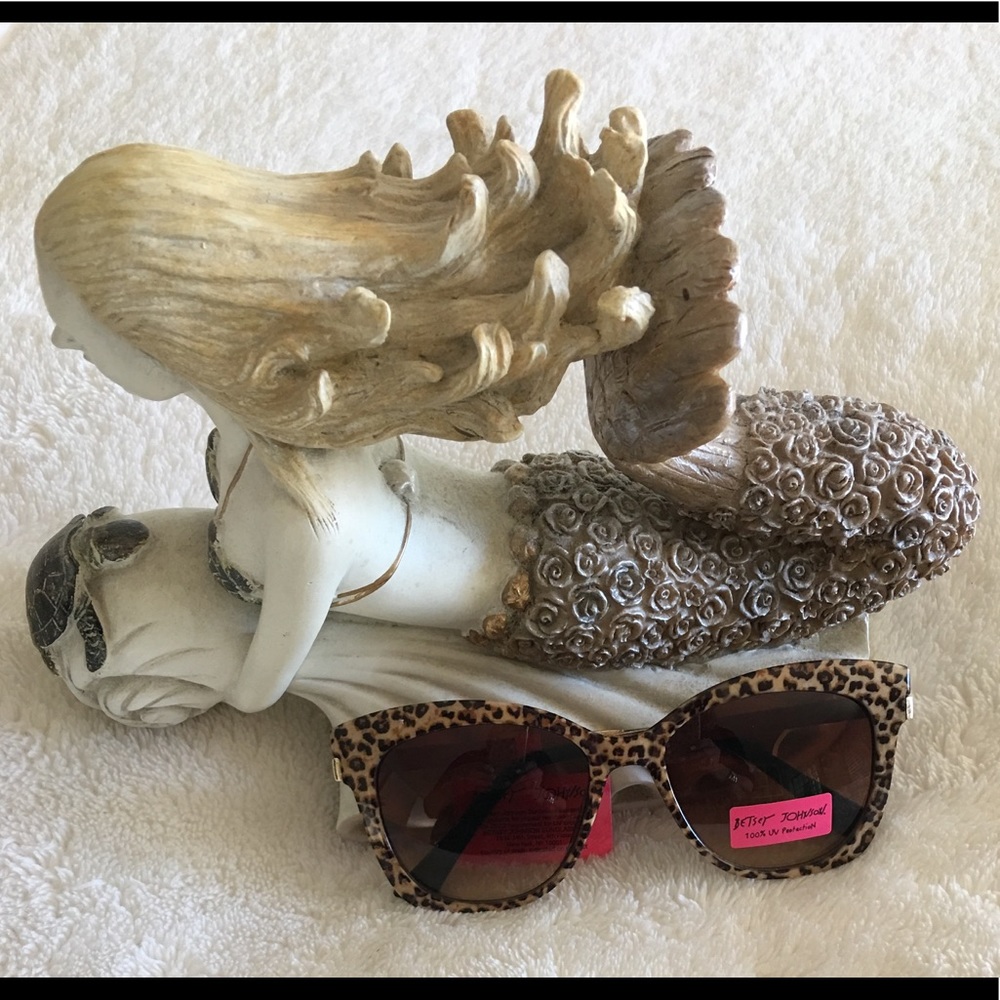 😎Betsey Johnson Sunglasses
